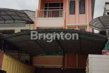 Di Ruko Pinggir Jalan Besar. Sangat Strategis di tengah kota. Sangat cocok untuk