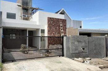 RUMAH MODERN TROPIS BANYAK BUKAAN DI KAWASAN SETIABUDI REGENCY BANDUNG UTARA