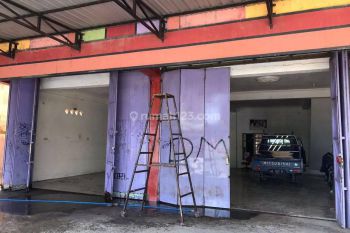 Gudang 2 lantai di jalan raya Mangesti