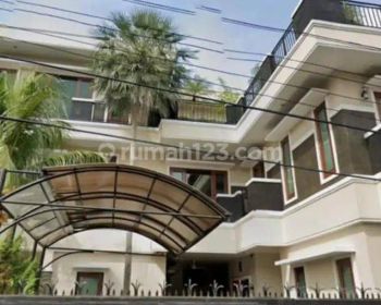 Rumah 3 Lantai Di Kawasan Elite Kebon Jeruk Jakarta Barat SHM Privat Pool