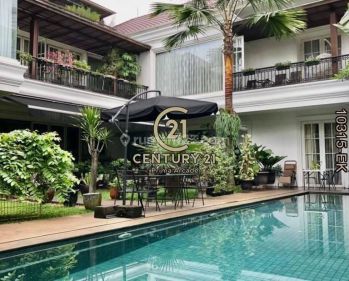 Rumah Hook Luas Dengan Halaman Samping Dan Kolam Renang DiBintaro