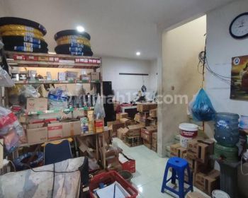 DISEWAKAN RUMAH 3 LANTAI POSISI PINGGIR JALAN ADA KIOS BUAT JUALAN UK 3 COCOK 2