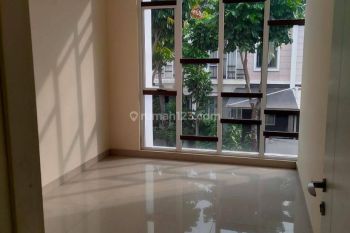 Disewakan rumah di cluster Amerika Latin semi furnished bagus