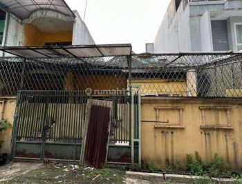 Rumah Tua Hitung Tanah Lokasi strategis di Taman Ratu(TR94)