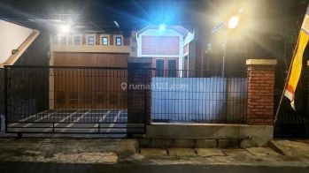 Di sewakan rumah 2 lantai di area perkotaan