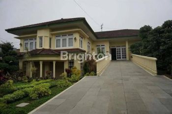 RUMAH VILLA DI BATU DENGAN HALAMAN LUAS