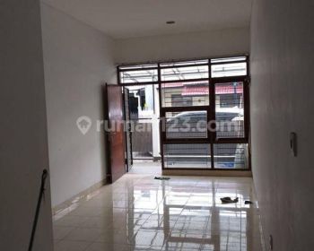 Dijual Rumah Dengan Lokasi Strategis Di Taman Kopo Indah