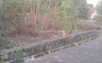 Tanah selatan kampus UII Ngangkruk