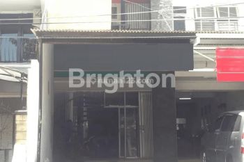 Ruko 2 Lantai di Gayungsari, Row Jalan Kembar, Jalanan Ramai