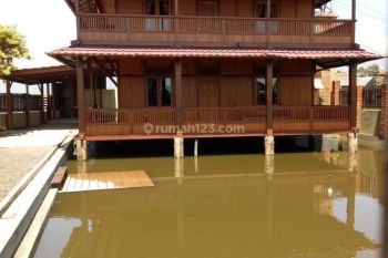 Villa kayu 2 tingkat diatas kolam ikan di Ciwidey