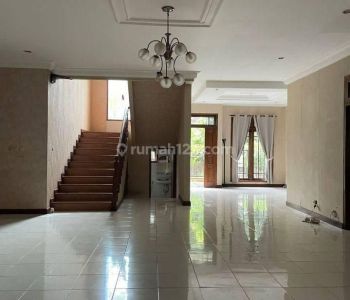 Rumah 2 lantai, asri dan nyaman, AC di komplek Bukit Cinere Indah