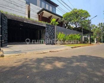 Rumah 3 Lantai Bagus Semi Furnished di Kebayoran Baru, Jakarta