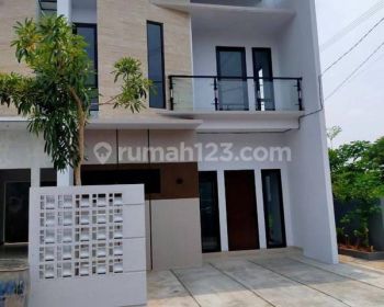 Rumah 2 Lantai 3 Kamar Tidur Strategis di Ciputat