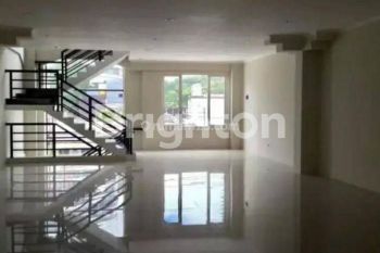 GEDUNG 4 LANTAI PUSAT KOTA NOL JALAN SELANGKAH KE RAYA DARMO