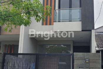 Rumah 2 lantai dengan furnish belum terpakai Perumahan Manyar