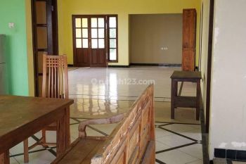 Disewakan gedung tempat usaha serba guna 3 lantai di Kerobokan