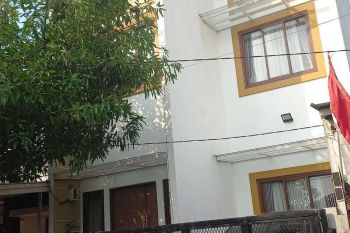 DISEWAKAN RUMAH MODERN 2 LANTAI LOKASI STRATEGIS DI BEKASI TIMUR RGNCY
