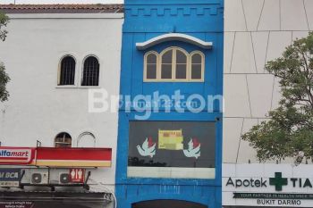 Ruko Bukit Darmo Golf, area komersial strategis dan ramai.