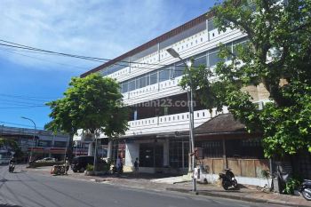 Gedung 4 lantai di Jalan Raya Kuta dekat Sunset Road Simpang Siur