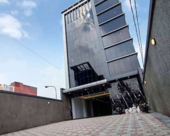 CAWANG JAKTIM GEDUNG BARU 4,5 LT PINGGIR JL DEWI SARTIKA SIAP OPERASI