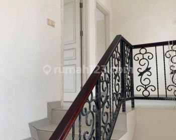 Rumah di Jl. Green lake city 3 Lantai Bagus SHM