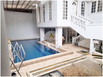 Rumah Mewah di Batununggal Dengan Swimming Pool