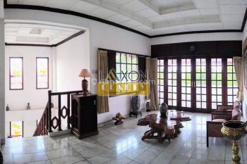 Rumah Second Asri Halaman Belakang Luas Jatiwaringin Bekasi