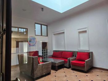 Rumah asri dengan taman luas dan kolam renang dekat Citos Cilandak