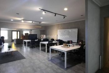 Ruko 3 lantai, terletak di pusat komersil di daerah bangka jaksel