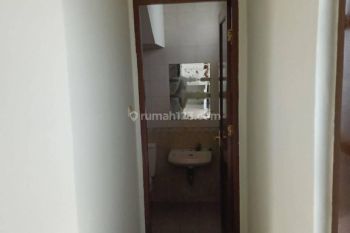 Rumah' dua lantai dekat gerbang tol