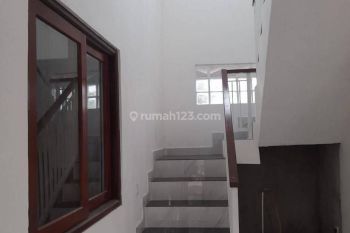 New villa 2 Lantai Baru di Canggu padonan