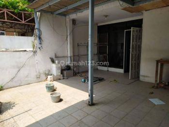 Jual murah rumah di muara karang rumah tua sangat murah dekat dengan sekolah