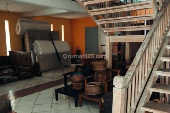 Disewakan Gedung Strategis Dengan Akses Parkir Luas Padangsambian