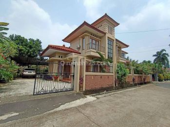 Rumah Mewah Luas Asri dekat ke Jalan Raya Jatiwaringin