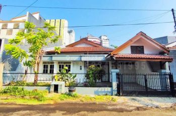 DISEWAKAN RUMAH SIAP HUNI TERAWAT, LOKASI STRATEGIS DEKAT KE RAYA MERR - BARUK