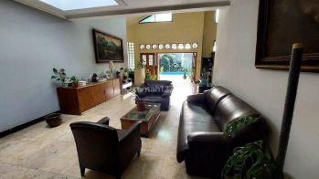 Rumah Tanah Luas  ada kolam renang di kebayoran baru