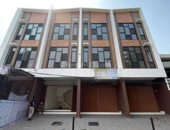 Rumah dan Ruko Baru Lokasi Pinggir Jalan bisa untuk usaha Di Taman Ratu(TR87)