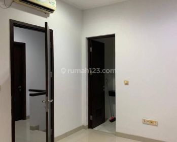 Disewakan Rumah di cluster East Asia 3 Lantai kamar 4+1 murah!