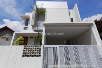 Rumah Baru Modern 2 Lantai Cantik Elegan 3 Menit Dari Jogja Bay