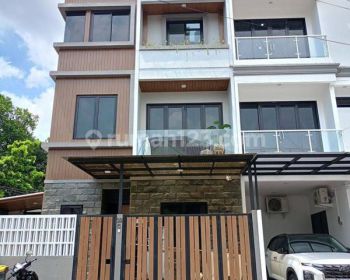 Di rumah 2 lantai di kawasan Cempaka Putih Akses 2 mobil dekat Taman kuliner