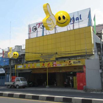 Showroom pinggir jalan utama