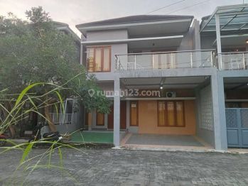 Rumah bagus 2 lantai dengan perabot di Perumahan harmoni sukoharjo