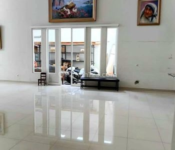 Rumah Luas Desain Modern di Bukit Dieng