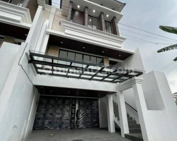 Rumah Baru 3 Lantai Dengan Kolam Renang Pribadi di Lokasi Premium Cilandak