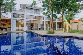 Rumah Bagus Furnished di Jalan Petitenget , Badung
