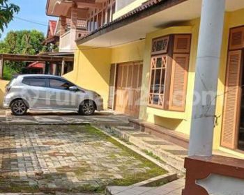 Rumah 2 lantai hook di pinggir jalan