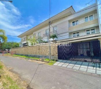 Disewakan, Rumah Komersil Hoek Di Merr Dharmahusada Indah