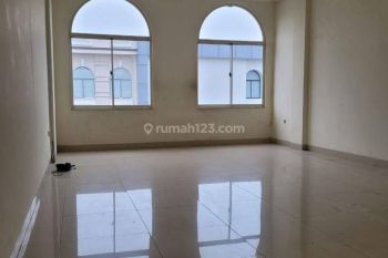 Ruko di Greenlake,ruko Crown,uk.4,5x15m,hadap Dalam,harga 3,9 M Nego