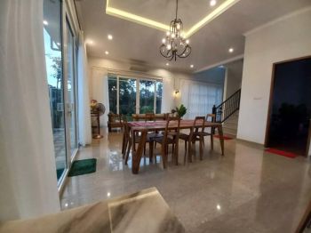 Hadap Timur Hoek Taman, Terbaik Homey di Bsd SHM Furnished