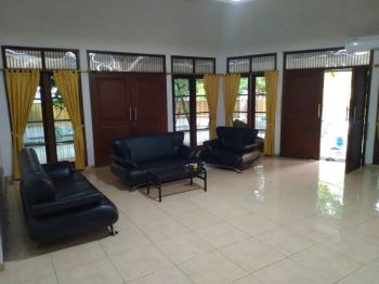 DISEWAKAN RUMAH 2LANTAI MEWAH POSISI HOOK DI PERUMAHAN DUREN SAWIT